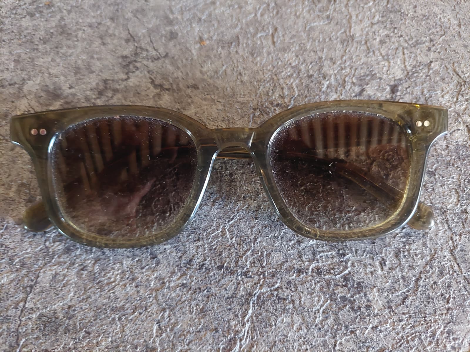 lunette de soleil marron / gris